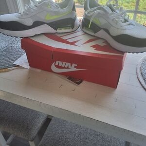 Nike White and Green Sneakers